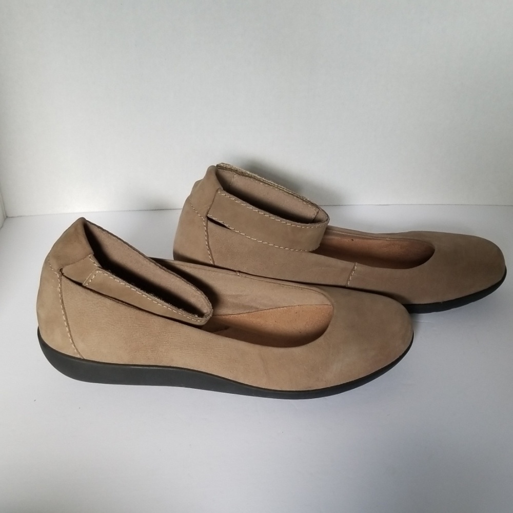 Clarks- Tan